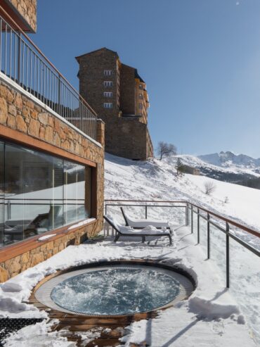 Jacuzzi exterior Els Llacs Mountain apartments